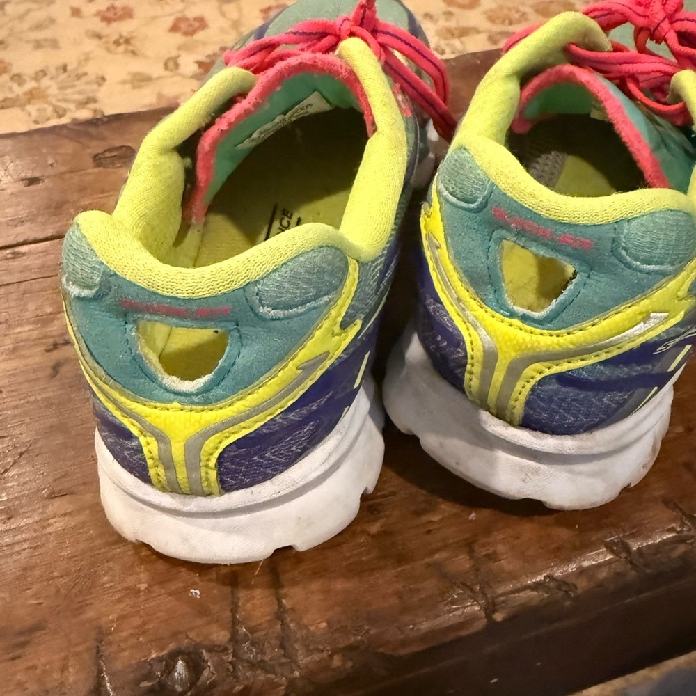🔥 Closet Sale — 3 for $25 / 5 for $40 - Skechers Girls Sneakers Size 6.5 - Picture 3 of 5